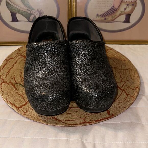 Dansko 40 9.5-10 Black Silver Medallion Patent Leather Professional Clogs - Picture 5 of 12
